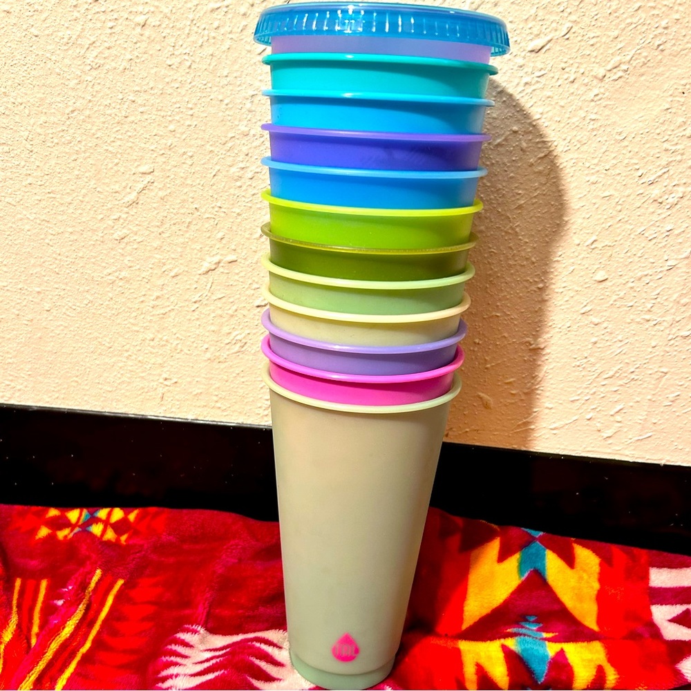 12 NEW color changing cups. They will come with lids and straws